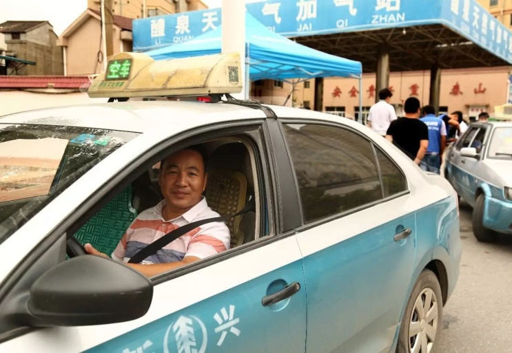 司机罗师傅跟工作人员反复说:贴平点,贴好看点.